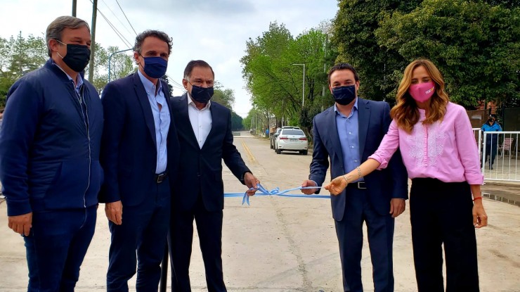Watson y Katopodis inauguraron la pavimentación de Av. Juana Azurduy